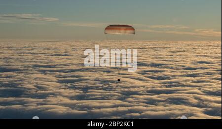 Die Sojus MS-06 landet am 28. Februar 2018 in der Nähe von Zhezkazgan in Kasachstan und kehrt nach 168 Tagen an Bord der Internationalen Raumstation die Besatzungsmitglieder Joe Acaba, Mark Vande Hei und Alexander Misurkin zurück. Stockfoto