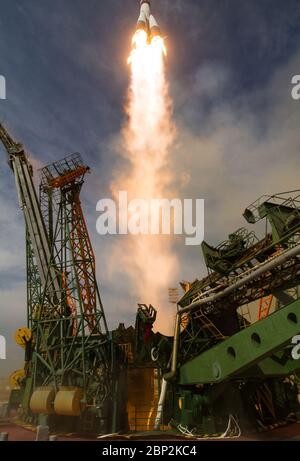 Expedition 56 Start die Sojus MS-09 Rakete wird mit der Expedition 56 gestartet Sojus Commander Sergey Prokopjew aus Roskosmos, Flugingenieurin Serena Auñón-Kanzler der NASA und Flugingenieur Alexander Gerst von der ESA (Europäische Weltraumorganisation), Mittwoch, 6. Juni 2018 auf dem Kosmodrom Baikonur in Kasachstan. Prokopjew, Auñón-Kanzler und Gerst werden die nächsten sechs Monate an Bord der Internationalen Raumstation leben und arbeiten. Stockfoto