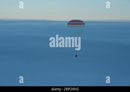 Die Sojus MS-06 landet am 28. Februar 2018 in Kasachstan bei Zhezkazgan und bringt die 54-Mitglieder Joe Acaba, Mark Vande Hei und Alexander Misurkin nach 168 Tagen an Bord der Internationalen Raumstation zurück zur Erde. Stockfoto