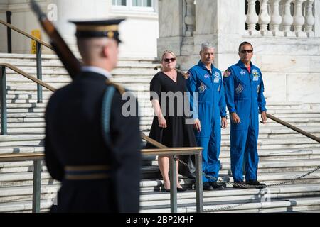 Die NASA-Astronauten Mark Vande Hei und Joe Acaba beobachten zusammen mit Vande Hei Ehefrau Julie den Wachwechsel am Grab des unbekannten Soldaten auf dem Arlington National Cemetery am 15. Juni 2018. Stockfoto