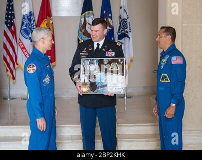 Die NASA-Astronauten Mark Vande Hei und Joe Acaba präsentieren Jerry Farnsworth, Stabschef des Arlington National Cemetery, während einer Zeremonie am 15. Juni 2018 auf dem Friedhof eine Montage der Expedition 54. Stockfoto