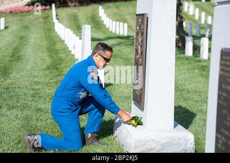 Astronauten Vande Hei und Acaba auf dem Arlington National Cemetery NASA-Astronaut Joe Acaba stellt eine Blume auf dem Space Shuttle Challenger Memorial, Freitag, 15. Juni 2018 auf dem Arlington National Cemetery in Arlington, VA. Stockfoto