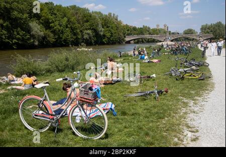 Sonntagnachmittag am Isarufer während der Corona-Blockierung in München, Bayern, Deutschland Stockfoto