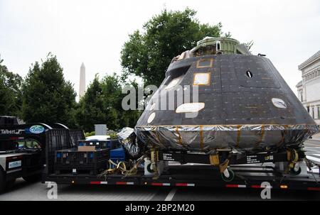 Orion Ankunft am Weißen Haus Komplex NASA Orion Raumschiff, das Exploration Flight Test-1 am 5. Dezember geflogen, 2014 wird gesehen, wie es am Weißen Haus Komplex ankommt, Samstag, 21. Juli 2018 in Washington, DC. Lockheed Martin, der Hauptauftragnehmer der NASA für Orion, begann 2011 mit der Herstellung des Orion Crew-Moduls und lieferte es im Juli 2012 an das Kennedy Space Center der NASA, wo die Endmontage, Integration und Tests abgeschlossen waren. Mehr als 1,000 Unternehmen im ganzen Land produzierten oder steuerten Elemente zum Raumschiff bei. Stockfoto