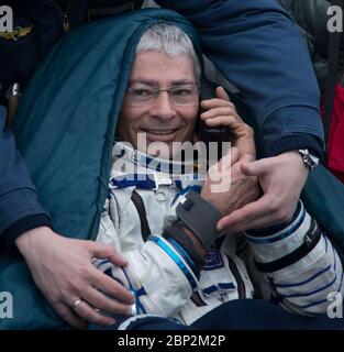 Die NASA-Astronauten Mark Vande Hei und Joe Acaba landen zusammen mit dem russischen Kosmonauten Alexander Misurkin am 28. Februar 2018 nach 168 Tagen im Weltraum in der Nähe von Zhezkazgan in Kasachstan. Stockfoto
