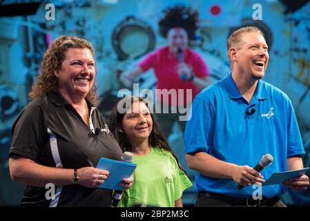 Astronautin Serena Auñon-Chancellor im Luft- und Raumfahrtmuseum EINE Studentin stellt NASA-Astronautin Serena Auñon-Chancellor während eines Live-Downlinks mit der Internationalen Raumstation ISS am Mittwoch, 27. Juni 2018 im Smithsonian National Air and Space Museum in Washington eine Frage. Serena ist Teil der Expedition 56/57 Crew, die am 6. Juni 2018 zur ISS gestartet ist. Stockfoto