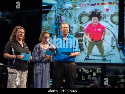 Astronautin Serena Auñon-Chancellor im Luft- und Raumfahrtmuseum Anna Sophia, Nichte der NASA-Astronautin Serena Auñon-Chancellor, überrascht sie, indem sie ihr während eines Live-Downlink mit der Internationalen Raumstation (ISS) am Mittwoch, 27. Juni 2018 im Smithsonian National Air and Space Museum in Washington eine Frage stellt. Serena ist Teil der Expedition 56/57 Crew, die am 6. Juni 2018 zur ISS gestartet ist. Stockfoto