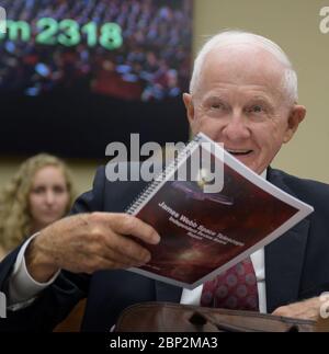 Anhörung über James Webb Space Telescope Tom Young, Vorsitzender des unabhängigen JWST-Überprüfungsausschusses, bereitet sich darauf vor, vor dem Ausschuss für Wissenschaft, Raum und Technologie des Hauses während einer Anhörung über das James Webb Space Telescope am Mittwoch, 25. Juli 2018 im Rayburn House Office Building in Washington zu bezeugen. Stockfoto