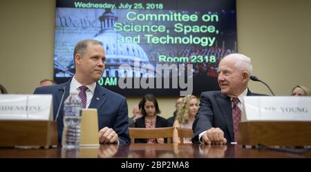 Anhörung über James Webb Space Telescope NASA-Administrator Jim Bridenstine, links, und Tom Young, Vorsitzender, JWST unabhängige Review Board werden gesehen, bevor sie vor dem House Committee on Science, Space, Und Technologie während einer Anhörung über das James Webb Space Telescope, Mittwoch, 25. Juli 2018 im Rayburn House Office Building in Washington. Stockfoto