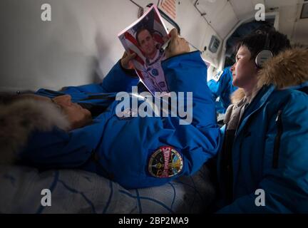 Am 28. Februar 2018 landete der NASA-Astronaut Joe Acaba zusammen mit dem russischen Kosmonauten Alexander Misurkin nach 168 Tagen an Bord der Internationalen Raumstation im Rahmen der Expedition 54 in Kasachstan. Die Astronauten wurden mit dem MI-8 Hubschrauber zu einem Bergungszentrum transportiert. Stockfoto