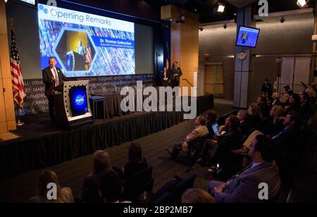 2018 Earth Science Applications Showcase Thomas Zurbuchen, Associate Administrator für das Science Mission Directorate der NASA, spricht während des 2016 Annual Earth Science Applications Showcase, Mittwoch, 1. August 2018 im NASA-Hauptquartier in Washington. Jeden Sommer kommen Studenten und junge Berufstätige des NASA-Programms DEVELOP National Program in die NASA-Zentrale und präsentieren ihre Forschungsprojekte. DEVELOP ist ein Ausbildungs- und Entwicklungsprogramm, in dem Studenten an Erdforschungsprojekten arbeiten, betreut von Wissenschaftsberatern der NASA und Partneragenturen, und die Forschung erweitern Stockfoto