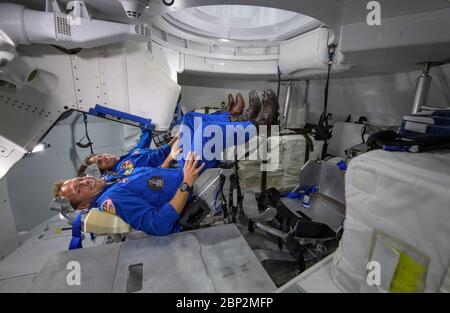 Commercial Crew Program die NASA-Astronauten Josh Cassada, Foreground und Suni Williams posieren für ein Foto im Inneren des Boeing Mockup Trainers im Johnson Space Center der NASA in Houston, Texas am 2. August 2018 vor der Ankündigung der kommerziellen Crew-Flugaufträge am 3. August. Das Paar wurde beauftragt, an Bord von Boeings CST-100 Starliner auf der ersten operativen Mission des Unternehmens zur Internationalen Raumstation in Partnerschaft mit dem NASA-Programm für kommerzielle Crew zu starten. Stockfoto