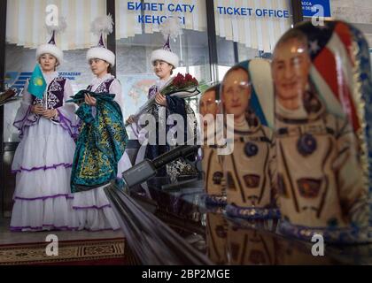 Die Besatzung der Expedition 54, darunter die NASA-Astronauten Joe Acaba und Mark Vande Hei, und der russische Kosmonaut Alexander Misurkin, kehren nach 168 Tagen im Weltraum während einer Begrüßungszeremonie am 28. Februar 2018 am Flughafen Zhezkazgan in Kasachstan zurück. Stockfoto