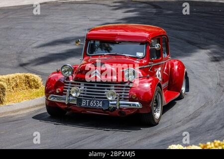 Peter Jordan in seiner 1951 Citroen Light 15 V8 Classic Limousine. Stockfoto