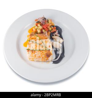 Platte gebackener Seehecht mit Tintenfisch in der Tinte und Schnittlauch. Stockfoto