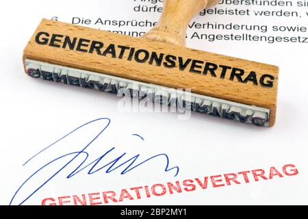 Ein Stempel aus Holz liegt auf einem Dokument. Generationsvertrag Stockfoto