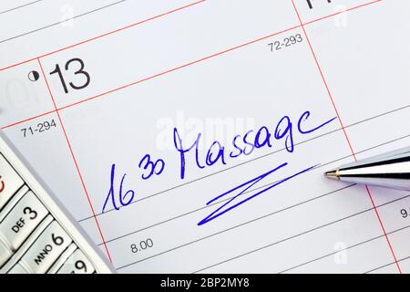 Ein Termin ist in einem Kalender eingetragen: Massage Stockfoto