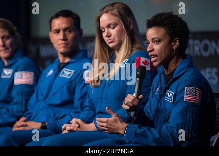 Watch This Space mit der Astronaut Candidate Class 2017 NASA-Astronautenkandidatin Jessica Watkins beantwortet eine Frage während einer Live-Episode der Administrator's monatlichen Chat-Show, Watch This Space, Donnerstag, 27. September 2018 im Webb Auditorium an der NASA-Zentrale in Washington. Die neueste Astronautenklasse der NASA hat ihre zweijährige Ausbildung begonnen, nach der die neuen Astronauten-Kandidaten für Missionen eingesetzt werden könnten, die Forschung auf der Internationalen Raumstation durchführen, von amerikanischem Boden auf Raumfahrzeugen von kommerziellen Unternehmen starten und auf Tiefraummissi starten Stockfoto