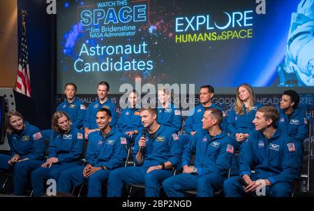 Watch This Space mit der Astronaut Candidate Class 2017 NASA-Astronautenkandidat Matthew Dominick, Dritter von rechts in der ersten Reihe, beantwortet eine Frage während einer Live-Episode der monatlichen Chat-Show des Administrators, Watch This Space, zusammen mit Kollegen der Astronautenanwärterklasse 2017, Donnerstag, 27. Sept. 2018 im Webb Auditorium am NASA-Hauptsitz in Washington. Die neueste Astronautenklasse der NASA hat ihre zweijährige Ausbildung begonnen, nach der die neuen Astronauten-Kandidaten für Missionen, die Forschung auf der Internationalen Raumstation durchführen, gestartet werden könnten Stockfoto