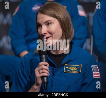 Die NASA-Astronautenkandidatin Kayla Barron nahm am 27. September 2018 an einem Live-Chat im NASA-Hauptquartier in Washington, D.C. Teil. Sie nahm an der Astronautenkandidaten-Klasse 2017 Teil, die ein zweijähriges Trainingsprogramm zur Vorbereitung auf zukünftige Weltraummissionen begann, einschließlich Forschung an Bord der Internationalen Raumstation und Tiefenraumforschung. Stockfoto