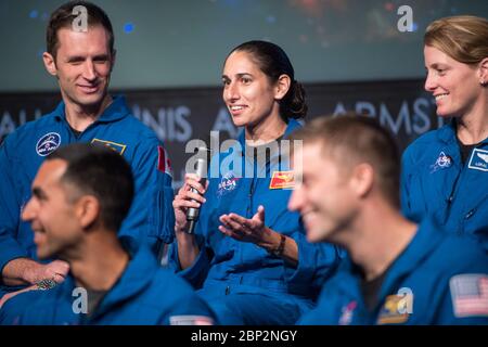 Watch This Space mit der Astronaut Candidate Class 2017 NASA-Astronautenkandidatin Jasmin Moghbeli beantwortet eine Frage während einer Live-Episode der Administrator's monatlichen Chat-Show, Watch This Space, Donnerstag, 27. September 2018 im Webb Auditorium am NASA-Hauptsitz in Washington. Die neueste Astronautenklasse der NASA hat ihre zweijährige Ausbildung begonnen, nach der die neuen Astronauten-Kandidaten für Missionen eingesetzt werden könnten, die Forschung auf der Internationalen Raumstation durchführen, von amerikanischem Boden auf Raumfahrzeugen von kommerziellen Unternehmen starten und auf Tiefraummissi starten Stockfoto