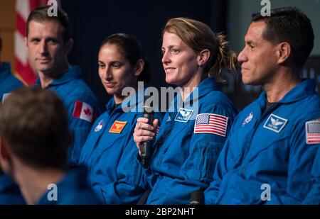 Watch This Space mit der Astronaut Candidate Class 2017 NASA-Astronautenkandidat Loral O’Hara beantwortet eine Frage während einer Live-Episode der Administrator's monatlichen Chat-Show, Watch This Space, Donnerstag, 27. September 2018 im Webb Auditorium an der NASA-Zentrale in Washington. Die neueste Astronautenklasse der NASA hat ihre zweijährige Ausbildung begonnen, nach der die neuen Astronauten-Kandidaten für Missionen eingesetzt werden könnten, die Forschung auf der Internationalen Raumstation durchführen, von amerikanischem Boden auf Raumfahrzeugen von kommerziellen Unternehmen starten und auf Deep Space-Missionen starten Stockfoto