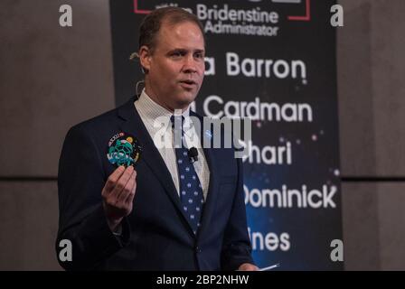 Watch This Space mit der Astronaut Candidate Class 2017 NASA-Administrator Jim Bridenstine hält den Patch der Astronautenklasse 2017 während einer Live-Episode der monatlichen Chat-Show des Administrators, Watch This Space, Donnerstag, 27. September 2018 im Webb Auditorium am NASA-Hauptsitz in Washington. Die neueste Astronautenklasse der NASA hat ihre zweijährige Ausbildung begonnen, nach der die neuen Astronauten-Kandidaten für Missionen eingesetzt werden könnten, die Forschung auf der Internationalen Raumstation durchführen, von amerikanischem Boden auf Raumfahrzeugen von kommerziellen Unternehmen und Launchi starten Stockfoto