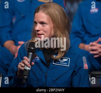 Watch This Space mit der Astronaut Candidate Class 2017 NASA-Astronautenkandidatin Zena Cardman beantwortet eine Frage während einer Live-Episode der Administrator's monatlichen Chat-Show, Watch This Space, Donnerstag, 27. September 2018 im Webb Auditorium an der NASA-Zentrale in Washington. Die neueste Astronautenklasse der NASA hat ihre zweijährige Ausbildung begonnen, nach der die neuen Astronauten-Kandidaten für Missionen eingesetzt werden könnten, die Forschung auf der Internationalen Raumstation durchführen, von amerikanischem Boden auf Raumfahrzeugen von kommerziellen Unternehmen starten und auf Deep Space-Missionen starten Stockfoto