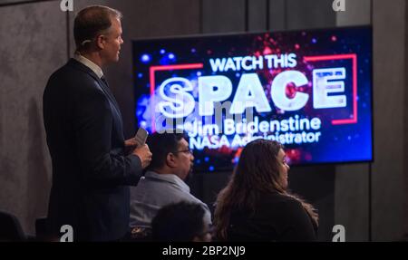 Diesen Raum mit der Astronaut Candidate Class 2017 ansehen NASA-Administrator Jim Bridenstine wird während einer Live-Episode der monatlichen Chat-Show des Administrators, Watch This Space, Donnerstag, 27. September 2018 im Webb Auditorium am NASA-Hauptsitz in Washington gesehen. Die neueste Astronautenklasse der NASA hat ihre zweijährige Ausbildung begonnen, nach der die neuen Astronauten-Kandidaten für Missionen eingesetzt werden könnten, die Forschung auf der Internationalen Raumstation durchführen, von amerikanischem Boden auf Raumfahrzeugen von kommerziellen Unternehmen starten und auf Deep Space-Missionen auf der neuen NASA starten Stockfoto