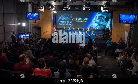 Watch This Space mit der Astronaut Candidate Class 2017 NASA-Administrator Jim Bridenstine stellt die 2017 Astronauten-Kandidaten während einer Live-Episode der Administrator's monatlichen Chat-Show, Watch This Space, Donnerstag, 27. September 2018 im Webb Auditorium an der NASA-Zentrale in Washington. Die neueste Astronautenklasse der NASA hat ihre zweijährige Ausbildung begonnen, nach der die neuen Astronauten-Kandidaten für Missionen eingesetzt werden könnten, die Forschung auf der Internationalen Raumstation durchführen, von amerikanischem Boden auf Raumfahrzeugen starten, die von kommerziellen Unternehmen gebaut wurden, und weiter starten Stockfoto