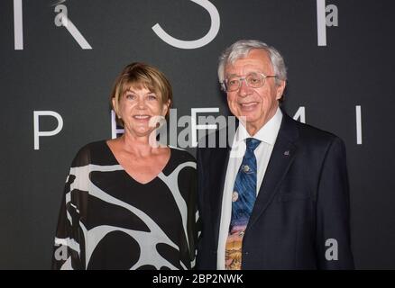 Premiere von First man bei NASM NASA-Berater Frank Hughes, rechts, besucht die Premiere von Universal's Spielfilm "First man" Donnerstag, 4. Oktober 2018 im Smithsonian National Air and Space Museum in Washington. Der Film basiert auf dem Buch von Jim Hansen, das das Leben des NASA-Astronauten Neil Armstrong vom Testpilot bis zu seiner historischen Mondlandung dokumentiert. Regie führte Damien Chazelle mit Ryan Gosling und Claire Foy. Stockfoto