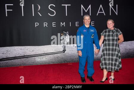 Premiere des ersten Mannes am NASM NASA-Astronaut Mark Vande Hei und seine Frau Julie nehmen am Donnerstag, 4. Oktober 2018, an der Premiere von Universal's Spielfilm "First man" im Smithsonian National Air and Space Museum in Washington Teil. Der Film basiert auf dem Buch von Jim Hansen, das das Leben des NASA-Astronauten Neil Armstrong vom Testpilot bis zu seiner historischen Mondlandung dokumentiert. Regie führte Damien Chazelle mit Ryan Gosling und Claire Foy. Stockfoto