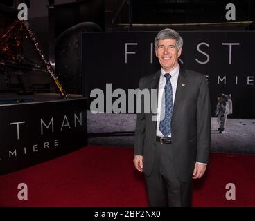 Premiere von First man bei NASM der Haupthistoriker der NASA, Bill Barry, nimmt am Donnerstag, 4. Oktober 2018, im Smithsonian National Air and Space Museum in Washington an der Premiere von Universal's Spielfilm "First man" Teil. Der Film basiert auf dem Buch von Jim Hansen, das das Leben des NASA-Astronauten Neil Armstrong vom Testpilot bis zu seiner historischen Mondlandung dokumentiert. Regie führte Damien Chazelle mit Ryan Gosling und Claire Foy. Stockfoto