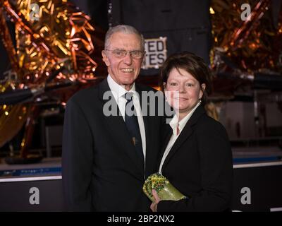 Premiere von First man bei NASM NASA-Astronaut Joe Engle nimmt am Donnerstag, 4. Oktober 2018, an der Premiere von Universal's Spielfilm "First man" im Smithsonian National Air and Space Museum in Washington Teil. Der Film basiert auf dem Buch von Jim Hansen, das das Leben des NASA-Astronauten Neil Armstrong vom Testpilot bis zu seiner historischen Mondlandung dokumentiert. Regie führte Damien Chazelle mit Ryan Gosling und Claire Foy. Stockfoto