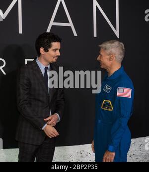 Premiere von First man am NASM NASA-Astronaut Mark Vande Hei, rechts, spricht mit Regisseur und Produzent Damien Chazelle bei der Premiere von Universal's Spielfilm "First man" Donnerstag, 4. Oktober 2018 im Smithsonian National Air and Space Museum in Washington. Der Film basiert auf dem Buch von Jim Hansen, das das Leben des NASA-Astronauten Neil Armstrong vom Testpilot bis zu seiner historischen Mondlandung dokumentiert. Regie führte Damien Chazelle mit Ryan Gosling und Claire Foy. Stockfoto