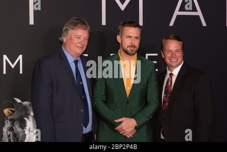 Premiere von 'First man' am NASM der kanadische Schauspieler Ryan Gosling, Mitte, posiert für ein Foto mit Neil Armstrongs Söhnen, Rick, links, Und Mark, gleich nach der Ankunft auf dem roten Teppich für die Premiere des Films "First man" im Smithsonian National Air and Space Museum Donnerstag, 4. Oktober 2018 in Washington. Der Film basiert auf dem Buch von Jim Hansen und zeichnet das Leben des NASA-Astronauten Neil Armstrong vom Testpilot bis zu seiner historischen Mondlandung auf. Stockfoto