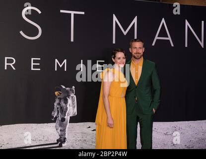 Premiere von 'First man' bei NASM die englische Schauspielerin Claire Foy, links, und der kanadische Schauspieler Ryan Gosling, rechts, kommen auf dem roten Teppich zur Premiere des Films "First man" im Smithsonian National Air and Space Museum Donnerstag, 4. Oktober 2018 in Washington an. Der Film basiert auf dem Buch von Jim Hansen und zeichnet das Leben des NASA-Astronauten Neil Armstrong vom Testpilot bis zu seiner historischen Mondlandung auf. Stockfoto