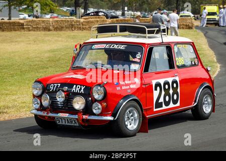 Ray West in seinem 1962 Morris Mini Cooper Rallye-Auto. Komplett modernisiertes und nachempfundvolles Interieur der Monte Carlo Rally Spec. Stockfoto