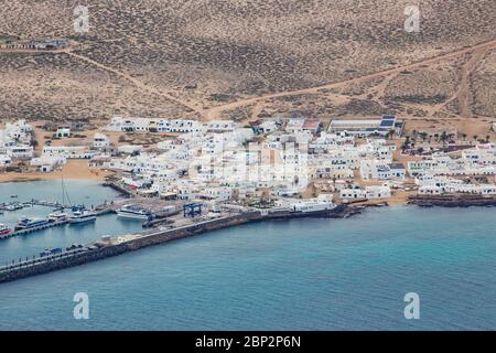 Blick auf Isla Graciosa vom Mirador del Rio, auf Lanzarote, Kanarische Inseln, Spanien. 1973 verwandelte Cesar Manrique die Waffeneinteilung in eine Brille Stockfoto