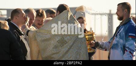 Expedition 57 Sojus-Segen der russisch-orthodoxe Priester, Pater Sergej, segnet die Missionsmanager und die Sojus-Rakete auf dem Weltraumrampe Baikonur, Mittwoch, 10. Oktober 2018 in Baikonur, Kasachstan. Die Expedition 57-Besatzungsmitglieder Nick Hague von der NASA und Alexey Ovchinin von Roscosmos sollen am 11. Oktober starten und die nächsten sechs Monate an Bord der Internationalen Raumstation leben und arbeiten. Stockfoto