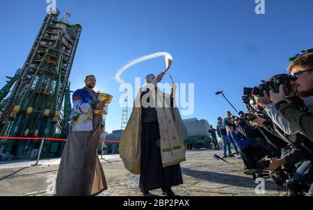 Expedition 57 Sojus der segnende russisch-orthodoxe Priester, Pater Sergei, segnet Medienvertreter, nachdem er am Mittwoch, den 10. Oktober 2018 in Baikonur, Kasachstan, die Sojus-Rakete auf dem Weltraumrampe Baikonur gesegnet hatte. Die Expedition 57-Besatzungsmitglieder Nick Hague von der NASA und Alexey Ovchinin von Roscosmos sollen am 11. Oktober starten und die nächsten sechs Monate an Bord der Internationalen Raumstation leben und arbeiten. Stockfoto