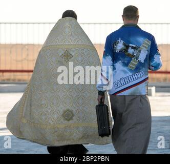 Expedition 57 Sojus Segen der russische orthodoxe Priester, Pater Sergej, links, segnet die Sojus-Rakete auf der Weltraumrakete Baikonur, Mittwoch, 10. Oktober 2018 in Baikonur, Kasachstan. Die Expedition 57-Besatzungsmitglieder Nick Hague von der NASA und Alexey Ovchinin von Roscosmos sollen am 11. Oktober starten und die nächsten sechs Monate an Bord der Internationalen Raumstation leben und arbeiten. Stockfoto