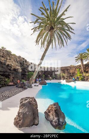 LANZAROTE, SPANIEN - 29. NOVEMBER 2016: Menschen am Jameos del Agua, Teil eines 6 km langen Lavarohres, der vor etwa 4,000 Jahren entstand, als die Montana Stockfoto