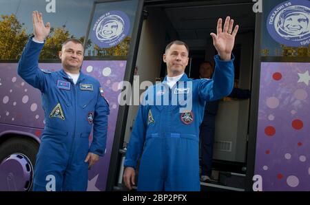 Expedition 57 Preflight Expedition 57 Flugingenieur Alexey Ovchinin aus Roskosmos, links, und Flugingenieur Nick Hague von der NASA winken vor dem Kosmonauten-Hotel vor dem Start auf einer Sojus-Rakete, Donnerstag, 11. Oktober 2018 in Baikonur, Kasachstan, Abschied. Während des Aufstiegs der Sojus-Raumsonde in die Umlaufbahn trat eine Anomalie auf, die zu einem Abbruch im Downrange führte. Die Besatzung wurde schnell erholt und ist in gutem Zustand. Stockfoto