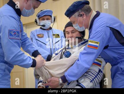 Expedition 57 Preflight Expedition 57 Flugingenieur Alexey Ovchinin von Roskosmos übertaut seinen Sokol-Anzug vor seinem Start auf einer Sojus-Rakete mit Flugingenieur Nick Hague von der NASA, Donnerstag, 11. Oktober 2018 auf dem Kosmodrom Baikonur in Kasachstan. Während des Aufstiegs der Sojus-Raumsonde in die Umlaufbahn trat eine Anomalie auf, die zu einem Abbruch im Downrange führte. Die Besatzung wurde schnell erholt und ist in gutem Zustand. Stockfoto