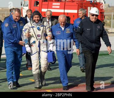 Expedition 57 Crew Farewell Expedition 57 Flugingenieur Alexey Ovchinin aus Roskosmos geht mit Roskosmos Direktor General Dmitry Rogosin, links, zum Sojus MS-10 Raumschiff zum Start, Donnerstag, 11. Oktober 2018 auf dem Kosmodrom Baikonur in Kasachstan. Während des Aufstiegs der Sojus-Raumsonde in die Umlaufbahn trat eine Anomalie auf, die zu einem Abbruch im Downrange führte. Die Besatzung wurde schnell erholt und ist in gutem Zustand. Stockfoto