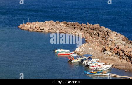 Der Fischerhafen von Tavari, in der Nähe von Mesotopos Dorf, in Lesvos Insel, Griechenland, Europa. Stockfoto