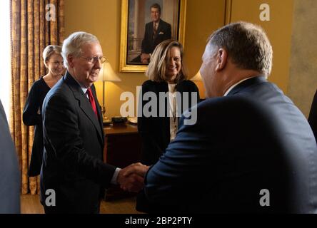 Morhard geschworen als NASA-Deputy Administrator Jim Morhard, rechts, schüttelt die Hände mit Senat Mehrheitsführer Mitch McConnell, R-Ky., bevor er als 14. NASA Deputy Administrator, Mittwoch, 17. Oktober 2018 im US-Kapitol vereidigt. Stockfoto