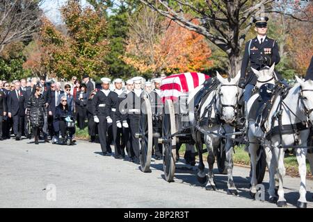 Alan Bean Interment EIN von Pferden gezogener Caisson trägt den ehemaligen Astronauten Alan Bean während einer Intermentszeremonie am Donnerstag, 8. November 2018 auf dem Arlington National Cemetery in Virginia zu seiner letzten Ruhestätte. Bean wurde 1963 als Astronaut ausgewählt und flog zweimal im All, wurde der vierte Mensch, der am 19. November 1969 auf dem Mond ging und verbrachte 59 Tage im All als Kommandant der zweiten Skylab-Mission 1973. Stockfoto