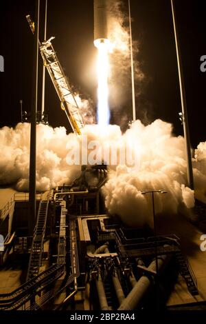 Northrop Grumman Antares CRS-10 Start die Northrop Grumman Antares Rakete startet mit Cygnus-Nachversorgung an Bord von Pad-0A, Samstag, 17. November 2018, in der NASA Wallops Flight Facility in Virginia. Northrop Grummans 10. Vertraglich vereinbarte Frachtnachversorgung Mission für NASA zur Internationalen Raumstation wird rund 7,400 Pfund Wissenschaft und Forschung, Crew-Lieferungen und Fahrzeug-Hardware an das Orbitallabor und seine Crew liefern. Stockfoto